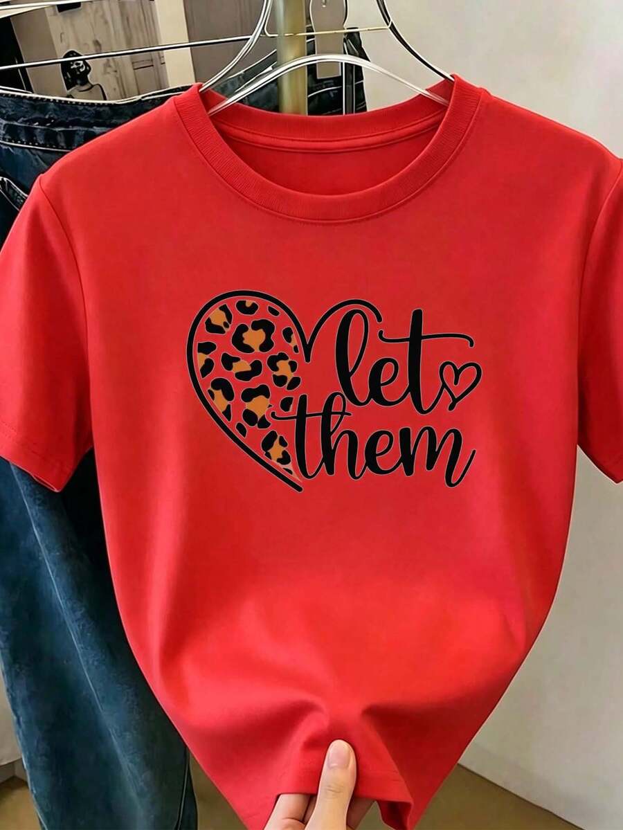 Camiseta Roja para Mujer con Estampado de Corazón de Leopardo y Frase "Let Them", Cuello Redondo de Manga Corta, Top Casual con Diseño Inspirador, Ropa Cómoda para Uso Diario y Ocasiones Informales - Rojo - Ver 1