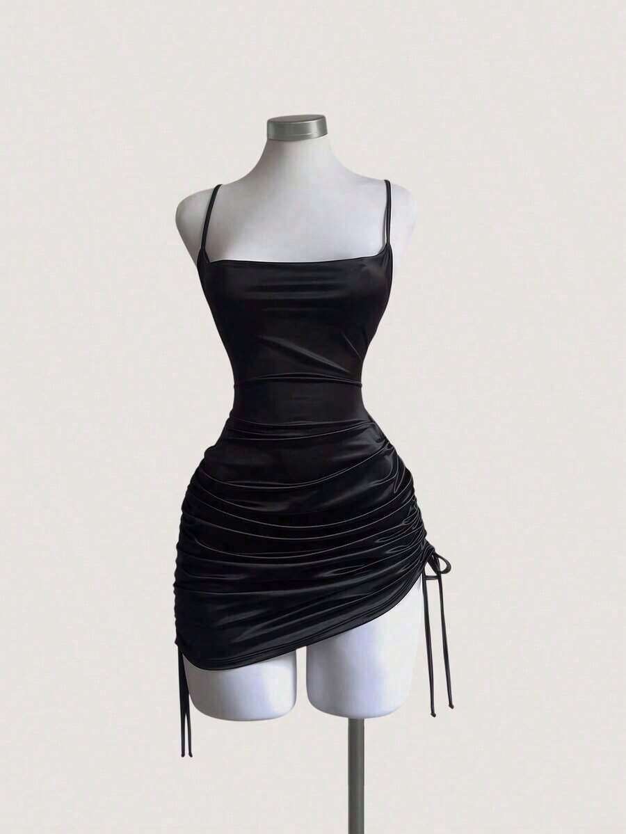 Vestido de mujer minimalista con tirantes finos, fruncido y escote bajo - Negro - Ver 1