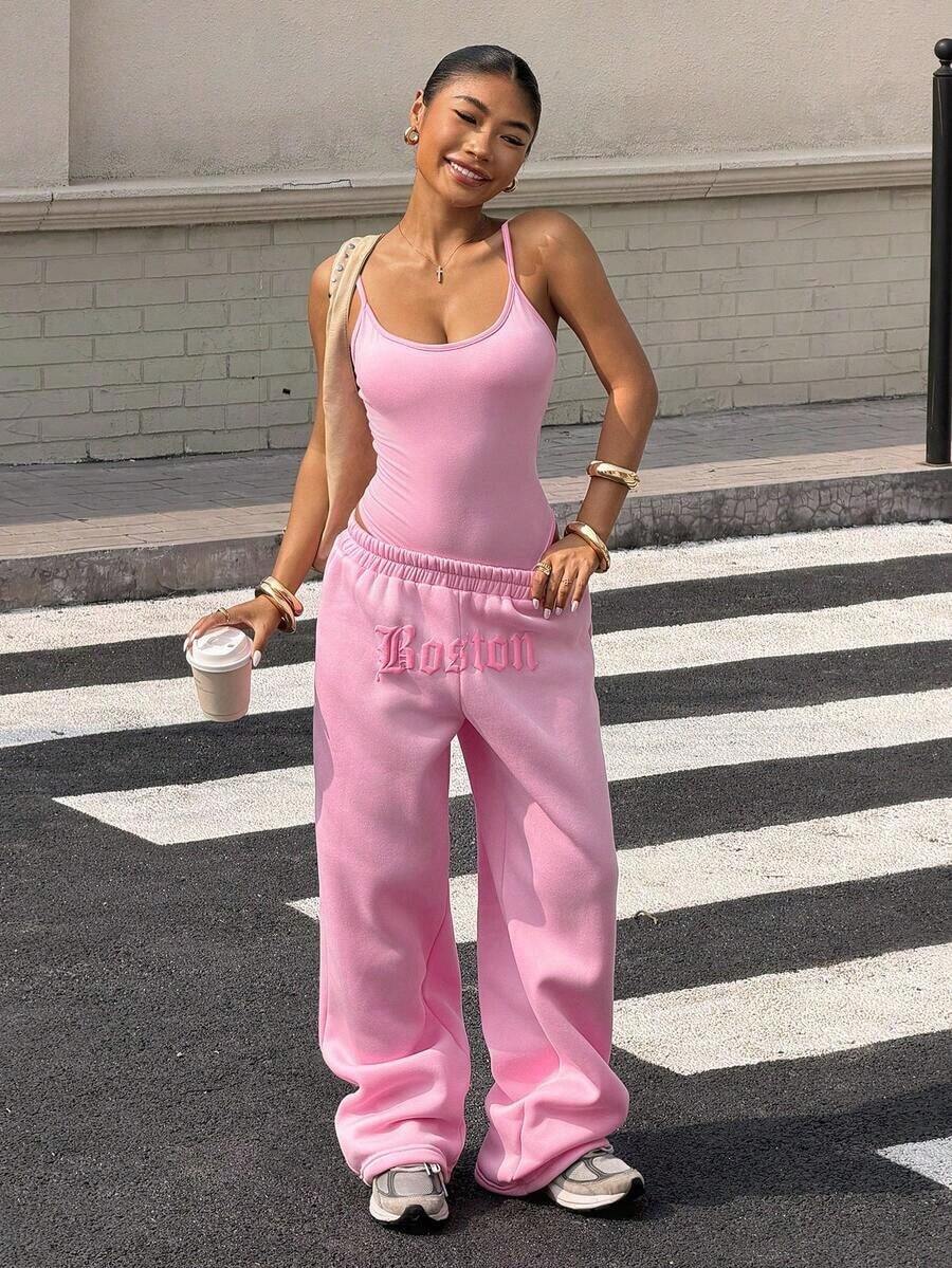 2pcs Women's Pink Athletic Camisole Bodysuit And Foam-Print Boston Logo Print Stretch Leggings Women's Summer Concert Outfit Street Style Y2K Minimalist Casual Sleeveless Jumpsuit And Loose Low-Rise Pants Two-Piece Set - Hồng - Xem 1