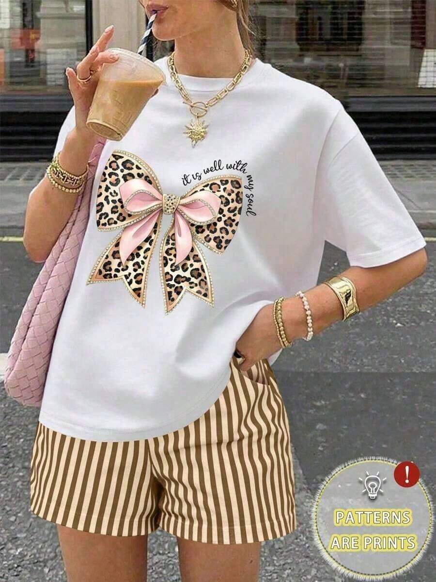 Almacén local, una camiseta de manga corta para mujer con estilo retro americano, de corte holgado y diseño estampado (los pantalones son solo para sugerencias de estilo). Esta pieza sencilla y elegante presenta un patrón de letras impresas con temática tropical, lo que la convierte en un elemento imprescindible para crear un look relajado de vacaciones, perfecto para ocasiones como el Día del Trabajo y el Día de la Independencia de México. - Blanco - Ver 1