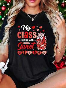 Camiseta de mujer, la calidez de una maestra, la dulzura de una clase. Mi clase está Llena DE CORAZONES DULCES. Estampada con un diseño de frascos de vidrio llenos de corazones y lápices, esta camiseta de moda casual de talla grande para mujer, de cuello redondo, es ideal para primavera-verano. - Negro - Ver 1