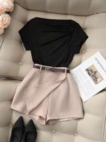 Nuevo top de manga corta ajustado con hombros asimétricos y plisado en negro, combinado con shorts caqui con cordón, conjunto de 2 piezas de pantalón corto y falda para mujer, traje casual de primavera/verano para mujer, ropa de verano para mujer - Multicolor - Ver 7