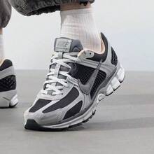 Giày Nike Zoom Vomero 5 nam, chất liệu mềm mại, thoải mái, có đệm, thoáng khí, lưới, đa năng, kiểu dáng retro, nhẹ, giày thể thao cổ thấp màu xám/đen. - Xám đen - Xem 8