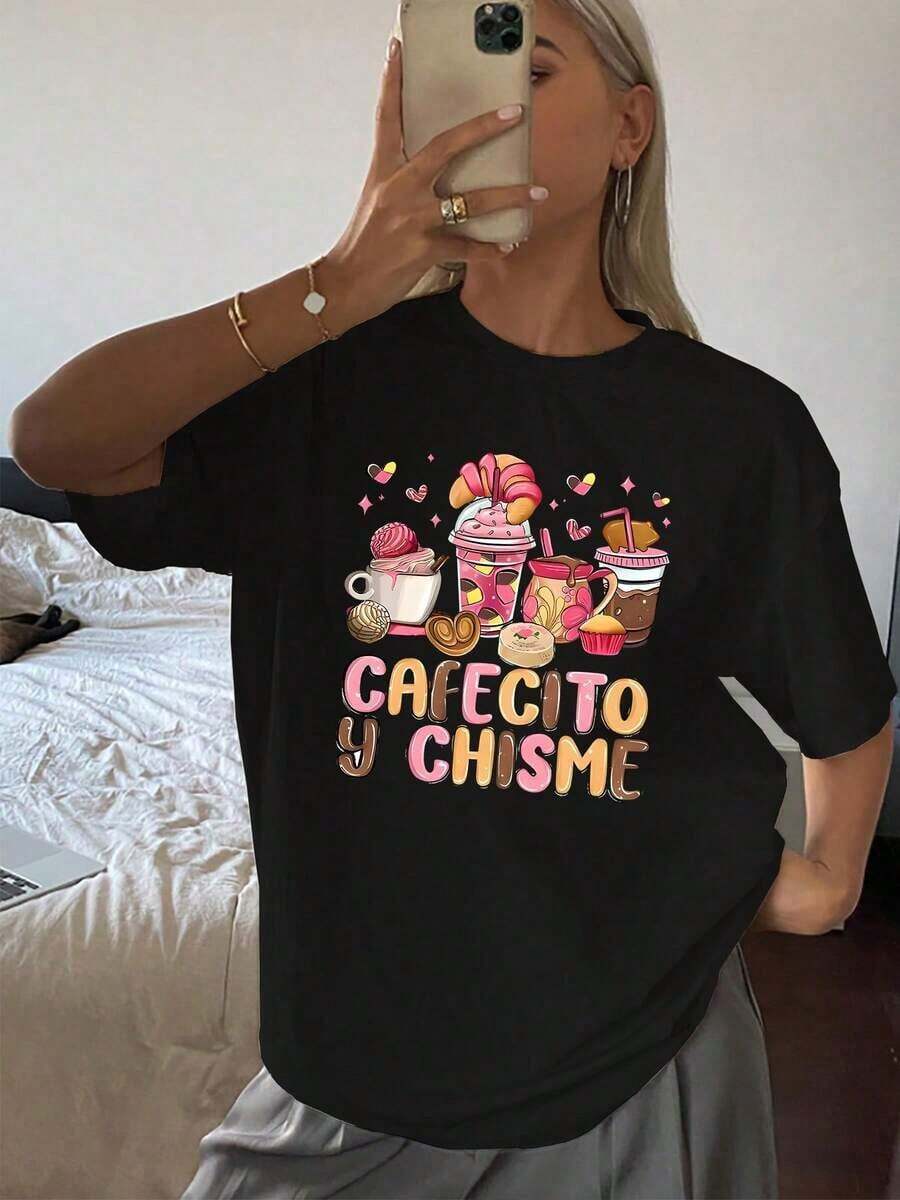 1pc Cafecito Y Chisme Print Celebrates [The Occasion]. Showcases Drinks Like Coffee, Hot Chocolate, And Sweet Breads Such As Conchas, Croissants, Palmeras, And Pastries. Ideal For Pleasant Chats And Sweet Moments Shared Among Friends. Women's T-Shirt, 100% Cotton. - 黑色 - 查看 1