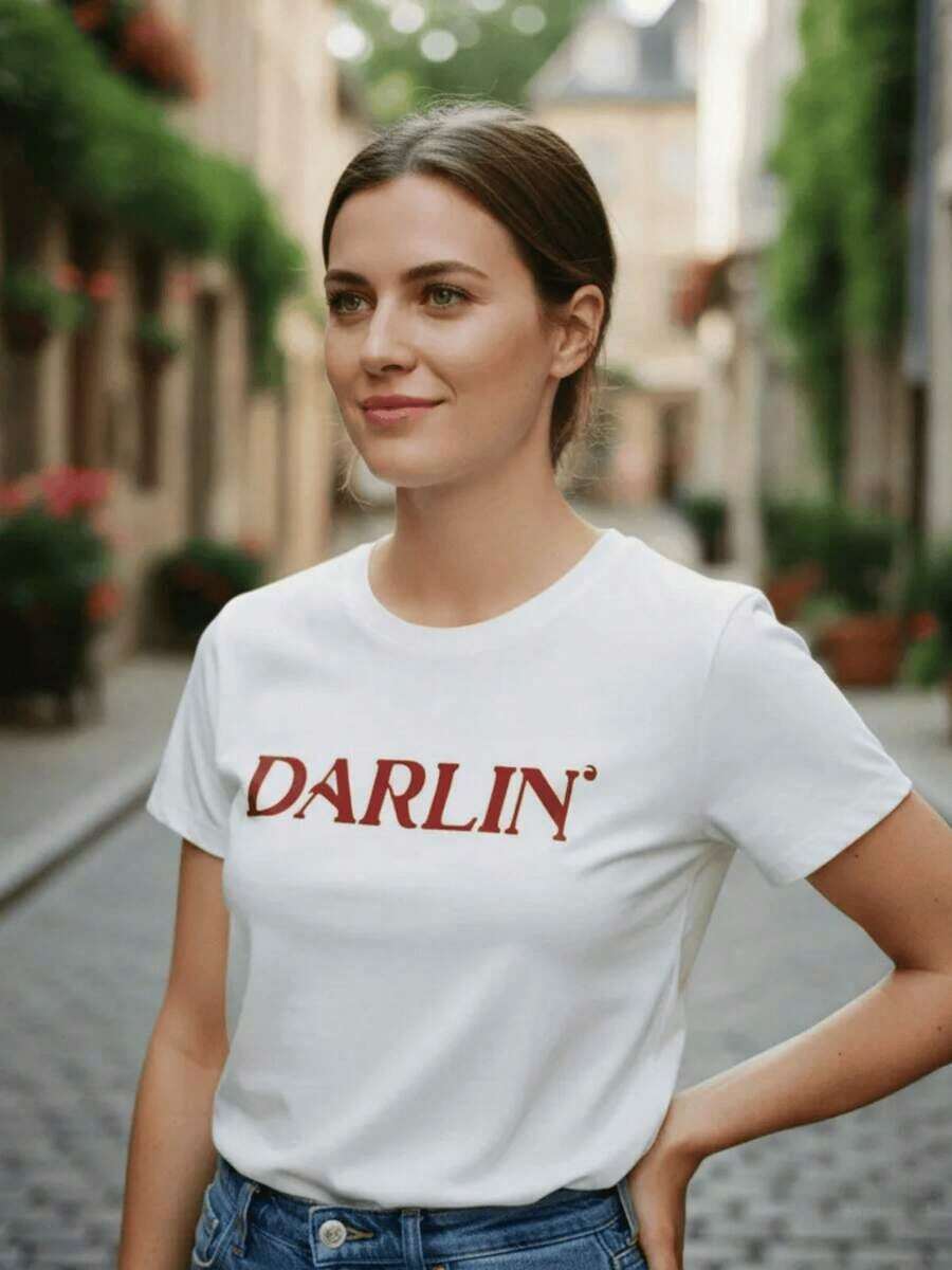 Palabra Darlin en letras rojas simboliza una expresión de cariño y confianza que transmite energía positiva y actitud alegre ideal para mujeres seguras camiseta de mujer casual moderna cómoda para uso diario 100% Cotton Blusas Bonito - Blanco - Ver 1