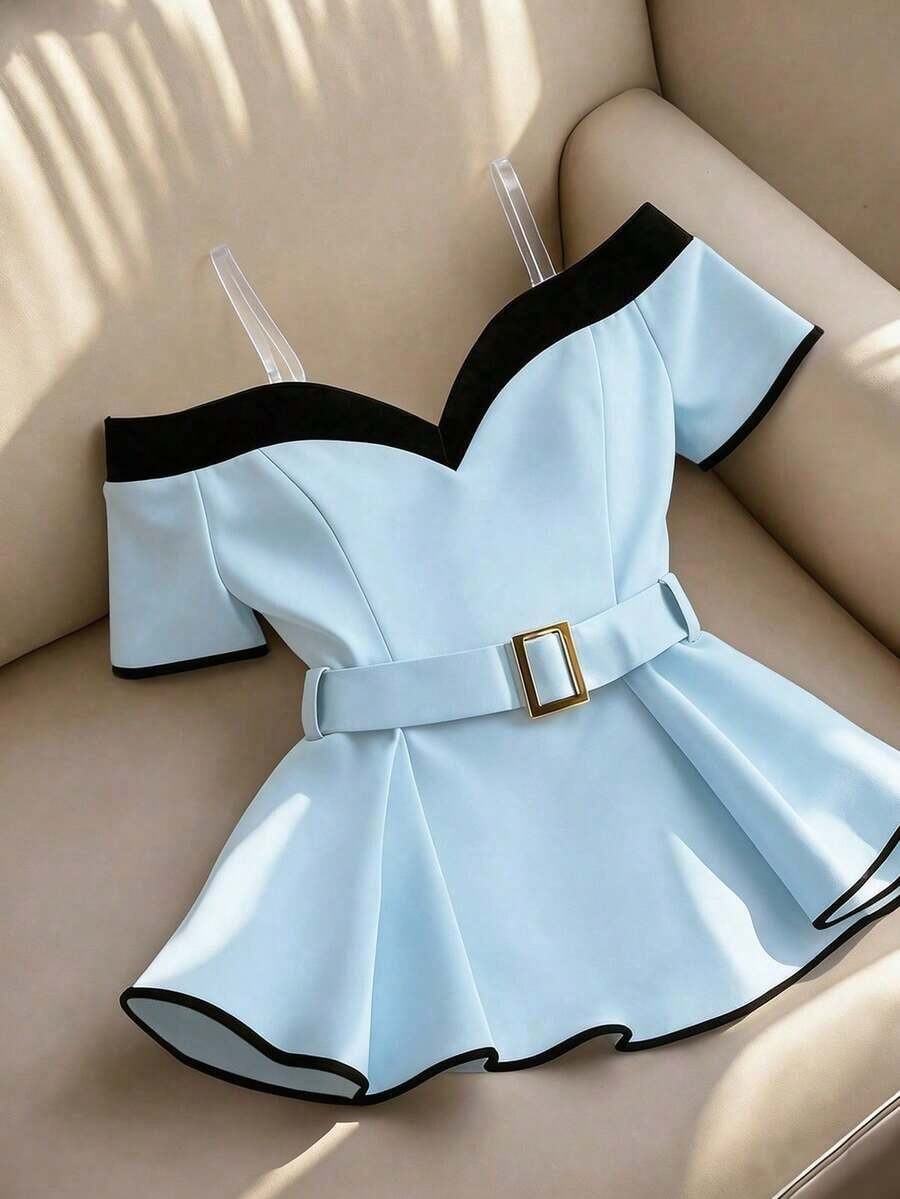 Blusa elegante y de moda para mujer, con diseño minimalista y versátil, con contraste de color negro y blanco, decoración de hebilla metálica y volantes en el bajo, para el verano - Celeste - Ver 1