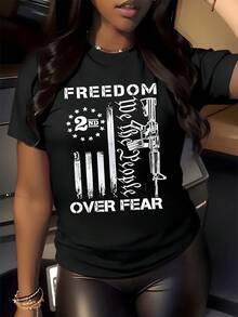 Bandera con mensaje de libertad y valor que celebra la fuerza interior con símbolos de estrellas y barras fusionados con letras patrióticas que representan independencia y coraje camiseta de mujer casual moderna cómoda para uso diario - Negro - Ver 8
