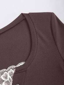 Camiseta de manga corta de unicolor con recorte de encaje de ojal semi-abierto para mujer, estilo urbano - Marrón - Ver 4