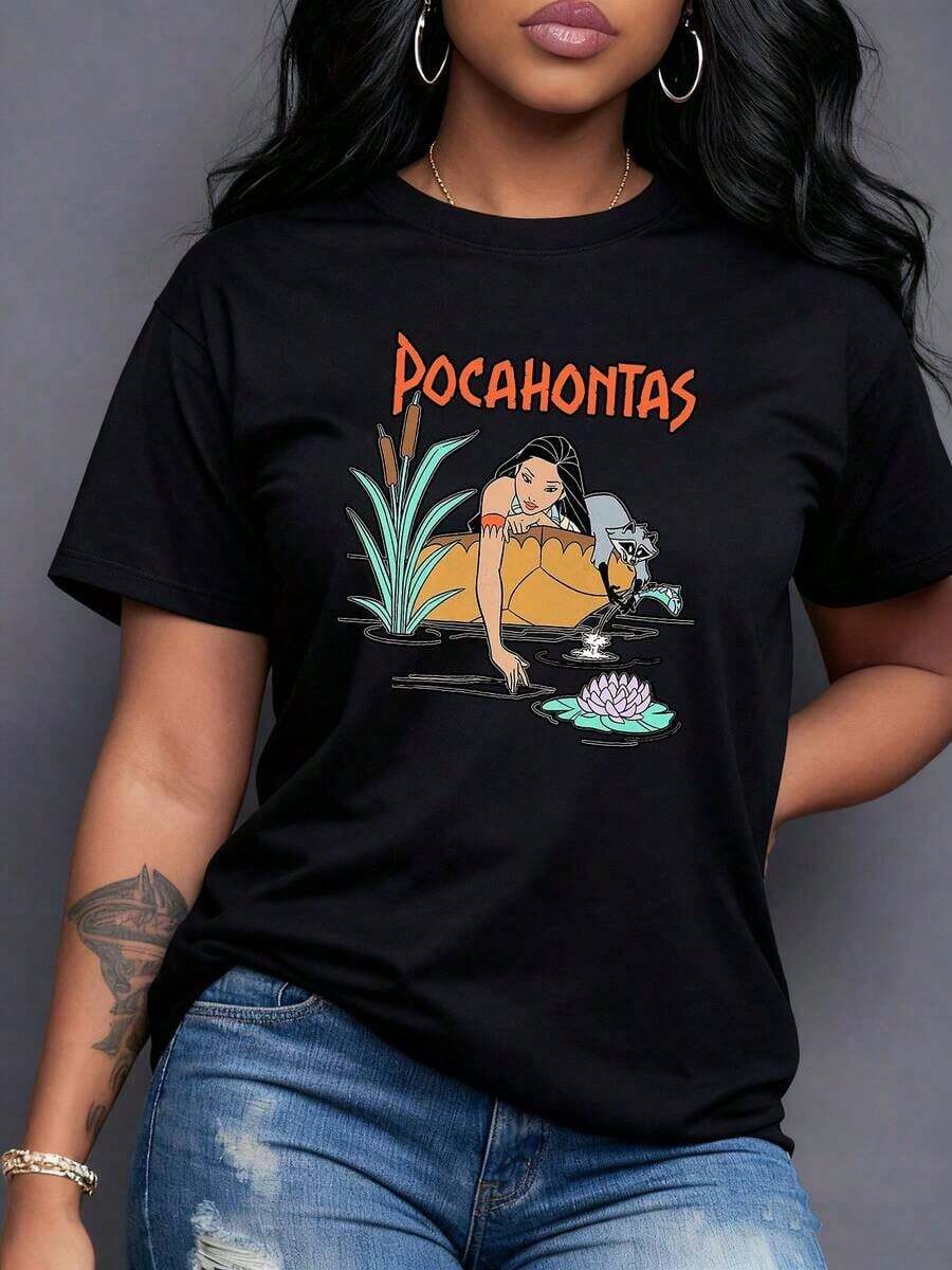 Mujer indígena mirando su reflejo en el agua junto a flores de loto simbolizando conexión espiritual con la naturaleza y serenidad camiseta para mujer de manga corta moderna,Camiseta de mujer elegante. - Negro - Ver 1