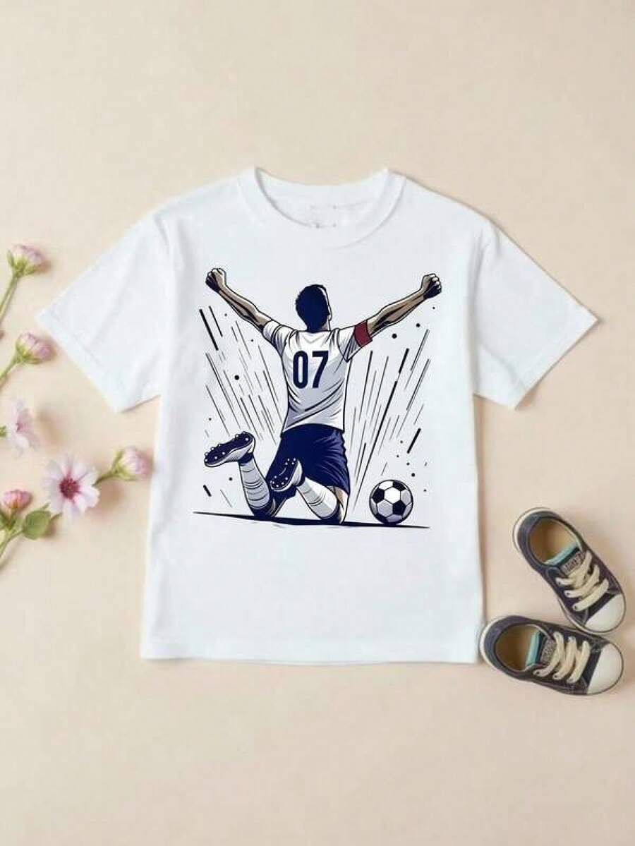 Camiseta de manga corta a la moda para niños, con temática de celebración del fútbol: combina el estilo de un atleta estrella con momentos deportivos dinámicos, creando un atuendo moderno para jóvenes entusiastas del fútbol.Es casual pero expresivo. - Negro - Ver 1