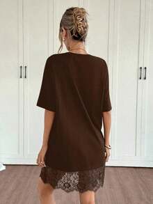Vestido corto de verano de mujer con cuello redondo, mangas cortas de hombros caídos, parches de encaje y diseño holgado de un solo color - Marrón - Ver 7