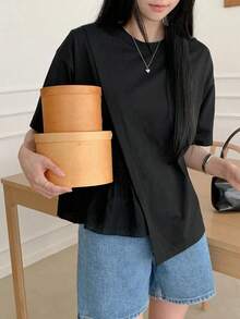 Camiseta casual de mujer para el verano con cuello redondo, manga corta, ajuste holgado y dobladillo con volantes y un solo unicolor - Negro - Ver 6