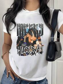Retrato urbano con energía de superación rodeado de luces azules y letras metálicas que evocan fuerza y actitud moderna camiseta de mujer casual cómoda para uso diario - Blanco - Ver 8
