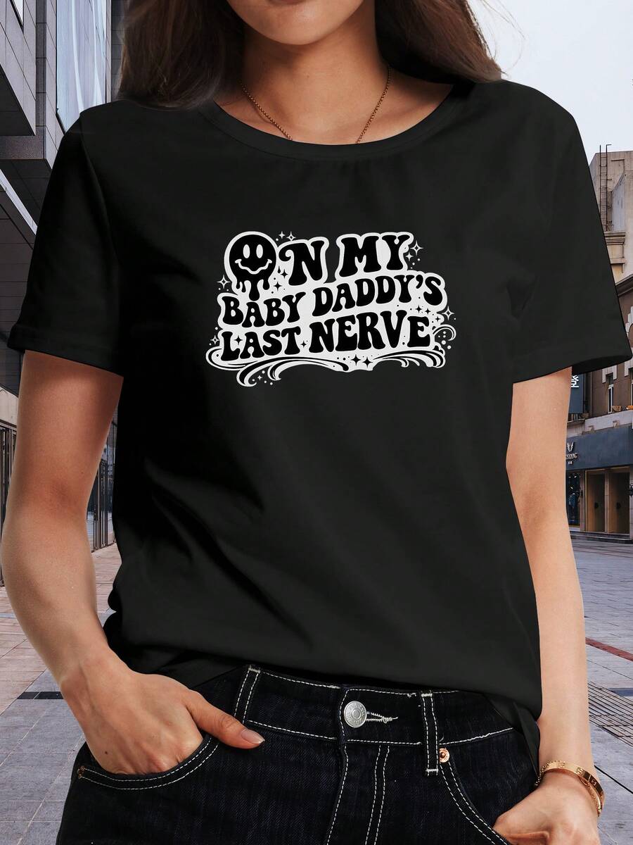 Classic Short-Sleeved T-Shirt, Printed With The Words "ON MY DADDY'S LAST NERVE", With A Round Neck Design, Perfect For Women's Summer Wardrobes And A Must-Have For Casual Outings And Autumn/Winter. A Hit. - 黑色 - 查看 1