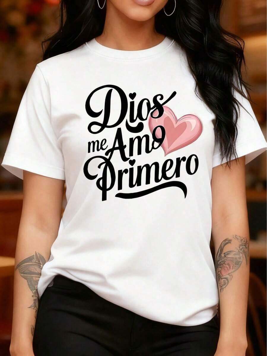 Camiseta Cristiana para Mujer con Versículo Bíblico en Español "Dios Me Amo Primero" (Dios Me Amó Primero) - Camiseta Casual de Manga Corta con Cuello Redondo y Letras en Español, Ropa de Fe para Iglesia y Uso Casual. Blusa, Camisa > Hermosa. - Blanco - Ver 1