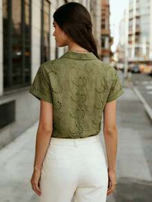 Blusa de mujer de unicolor de manga corta, semitransparente de malla, con cuello de camisa y botones delanteros - Blusa casual de oficina de primavera y verano de poliéster ligero - Verde militar - Ver 4