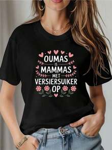 1pscCamiseta de talla grande para mujer con estampado de letras holandesas OUMAS IS MAMMAS MET VERSIERSUIKER OP, diseño floral con texto holandés, cuello redondo informal, manga corta, top informal para primavera y verano, ropa informal para primavera y verano, diseño divertido, ajuste cómodo, moda de primavera, 100% algodón. - Negro - Ver 1