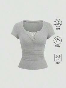 Camiseta de manga corta de unicolor con recorte de encaje de ojal semi-abierto para mujer, estilo urbano - Gris Claro - Ver 1