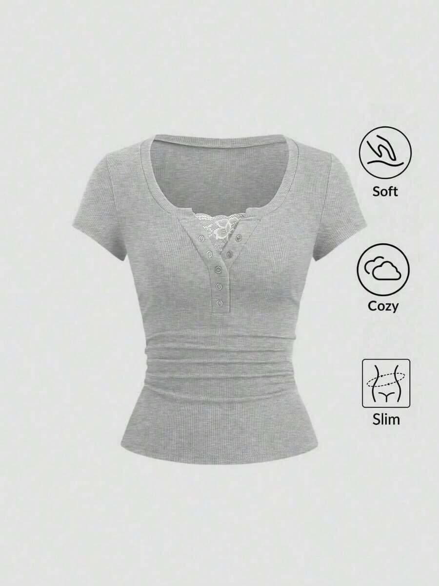 Camiseta de manga corta de unicolor con recorte de encaje de ojal semi-abierto para mujer, estilo urbano - Gris Claro - Ver 1