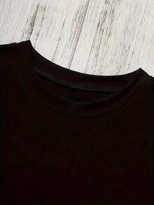 The Elegant Daily Top Is A Summer Garment That Says "Only A Girl Who Loves Tea." It Features A Crew Neck, Short Sleeves, And A Regular Length. It's Machine Washable And A Versatile Summer Fashion Item, Perfect As A Holiday Gift. Suitable For Casual Wear And Everyday Outfits, This Short-Sleeved Tee Has A Relaxed Fit And Is Made Of Lightweight Material. It's A Printed Top, A Basic Tee, A Summer Wardrobe Staple, And A Stylish Tee For Tea Lovers. - 黑色 - 查看 4