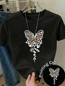 Camiseta de mujer moderna, informal, para fiestas y para estar en casa, 100% algodón, corte holgado.Women's Casual Black T-Shirt with Leopard Butterfly Print, Short Sleeve Round Neck Polyester Tee, Regular Fit - Negro - Ver 2