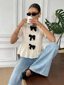 Camisa de mujer con cuello redondo, manga corta, decoración de lazo y bajo con volantes - Albaricoque - Ver 8