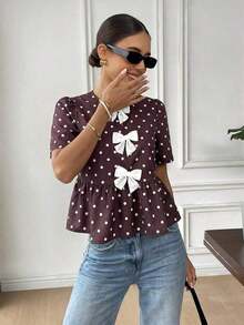 Camisa de mujer con cuello redondo, manga corta, decoración de lazo y bajo con volantes - Marrón - Ver 5