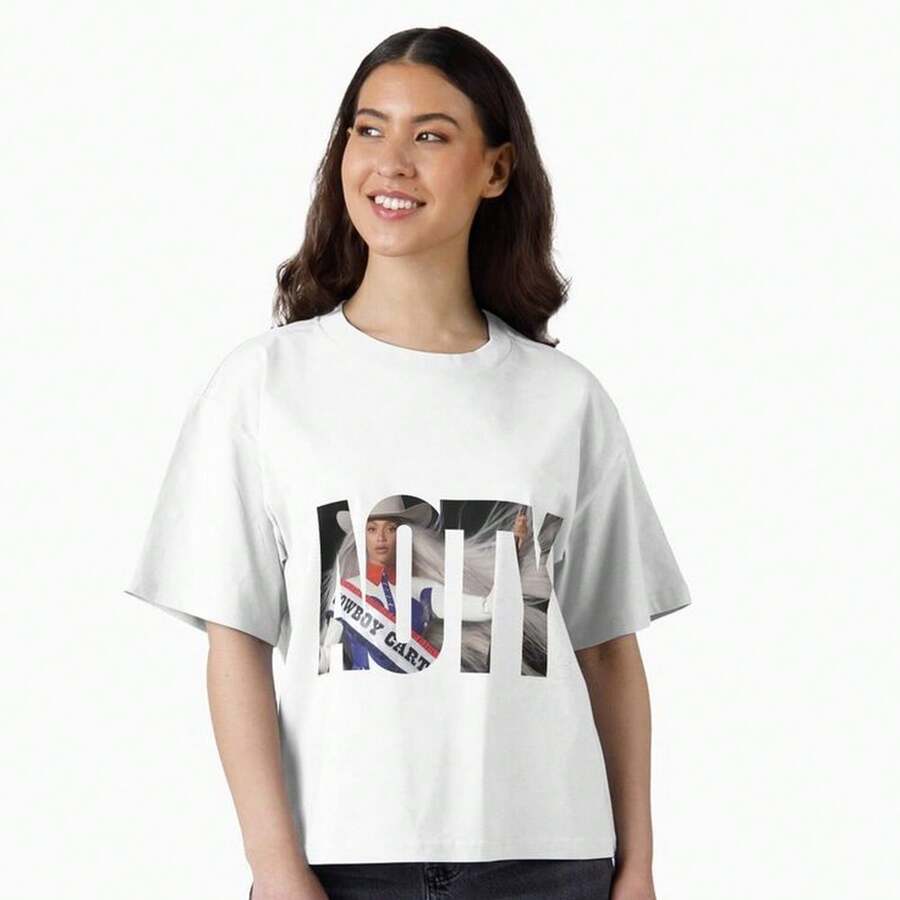 Loose-Fitting T-Shirt From The Album Cowboy Carter By B1eyonce220G. Essential Unisex AL1Godn T-Shirt, 220g Of Unique Softness. Designed To Fit All People, Men And Women Alike. Durable, High-Quality Fabric, Ready For Any Cut, Delicate To The Touch But Built To Withstand. Lightweight Tops For Women, Perfect For Fall Outfits, Vacation Wear, And New Year's Costumes. - 白色 - 查看 1
