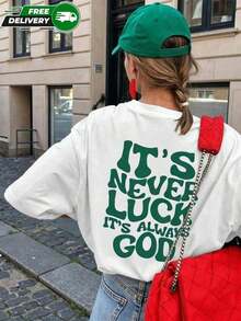 Camiseta de manga corta para mujer, apta para uso diario, salidas casuales, recorridos urbanos, fines de semana, vacaciones y actividades al aire libre, con estampado de letras IT'S NEVER LUCK IT'S ALWAYS GOD con diseño de fuente redondeada vintage en la parte trasera de la prenda, cuello redondo clásico, manga corta de corte holgado, confeccionada en tejido de poliéster, de estilo casual, inspirador, vintage, urbano y streetwear, ideal para su uso durante las temporadas de primavera y verano. Envío nacional dentro de México. - Blanco - Ver 3
