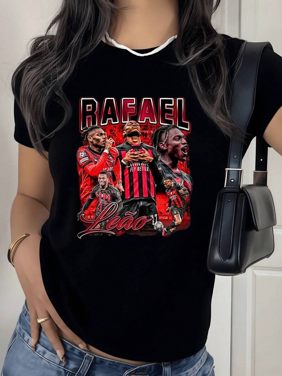 A Vibrant Design Showcasing The Passion Of Football With Intense Red And Black Colors, Reflecting Energy, Strength, And A Competitive Spirit For Those Who Love The Sport. A Comfortable, Modern, Casual Women's T-Shirt. - 黑色 - 查看 1