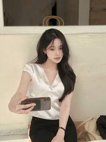 法式優雅復古極簡V領日常百搭珍珠光澤夏季襯衫 - 杏色 - 查看 4