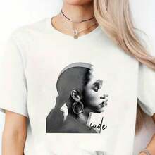 Singer SSade 220g Pure Cotton Printed T-Shirt With A 90s Lettering Design, Casual Style, Comfortable And Versatile. 220g Cotton Essential Unisex T-Shirt, 220g Of Unique Softness. Designed To Fit Everyone, Men And Women Alike. Durable, High-Quality Fabric, Ready For Any Cut, Delicate To The Touch But Built To Last. Lightweight Tops For Women, Autumn Outfits, Vacation Wear, New Year's Costumes For Her. - 白色 - 查看 1