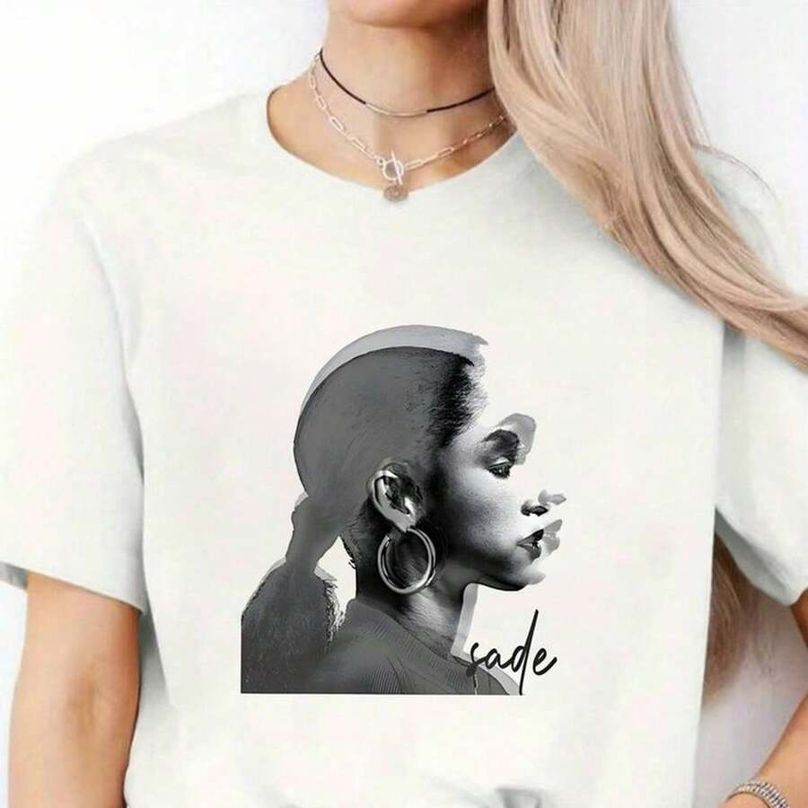 Singer SSade 220g Pure Cotton Printed T-Shirt With A 90s Lettering Design, Casual Style, Comfortable And Versatile. 220g Cotton Essential Unisex T-Shirt, 220g Of Unique Softness. Designed To Fit Everyone, Men And Women Alike. Durable, High-Quality Fabric, Ready For Any Cut, Delicate To The Touch But Built To Last. Lightweight Tops For Women, Autumn Outfits, Vacation Wear, New Year's Costumes For Her. - 白色 - 查看 1
