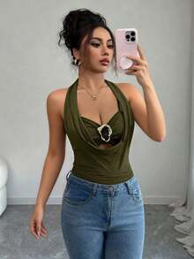 Camiseta de tirantes ajustada con cuello drapeado elegante de color negro, diseño fruncido y decoración metálica, para primavera/verano - Verde militar - Ver 7
