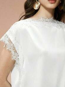 Blusa de mujer , de tela de piqué con lunares en blanco y negro, con empalme de encaje de unicolor y bajo asimétrico, elegante para citas y atuendos de verano - Blanco - Ver 2