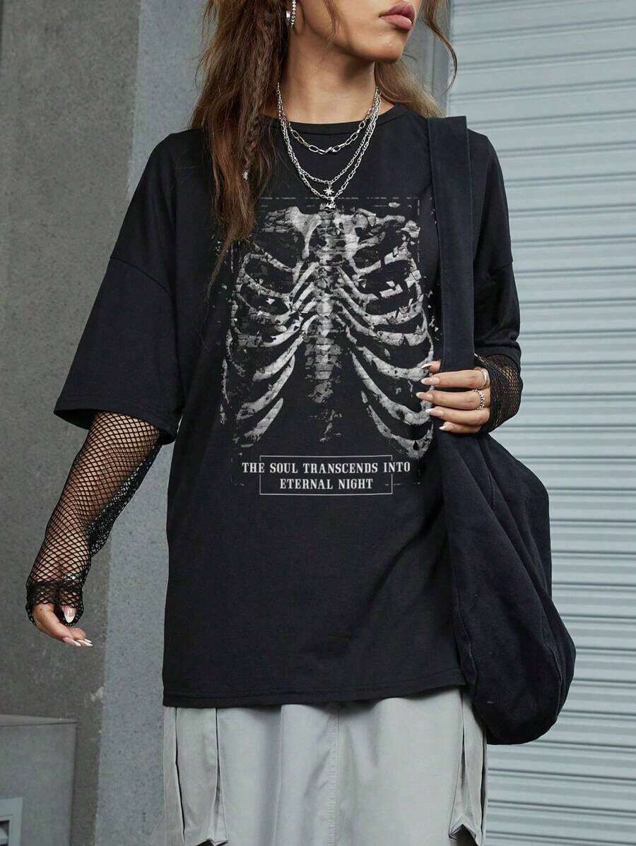 ROMWE Grunge Punk Camiseta holgada con estampado de esqueleto vintage desgastado para festival de música rock oscura o ropa urbana de hip hop "EL ALMA SE TRASCIENDE A LA NOCHE ETERNA", escuela, unisex - Negro - Ver 1