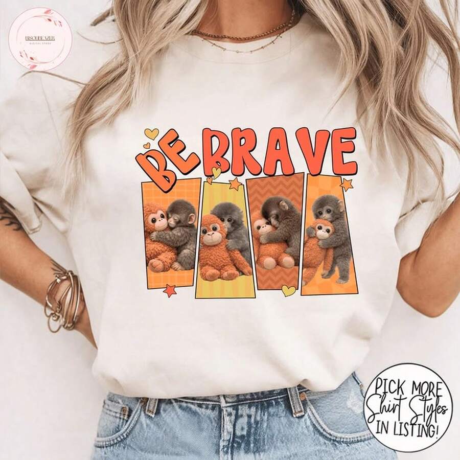 Be Brave Team Punch Baby Monkey T-Shirt, Adorable Plush T-Shirt, Team Punch, Heartwarming Gift For Animal Lovers, Baby Monkey T-Shirt, Animal Lover 220G Essential Unisex Cotton T-Shirt, 220g Of Unique Softness. Designed To Fit Everyone, Men And Women Alike. Durable, High-Quality Fabric, Ready For Any Cut, Delicate To The Touch But Built To Last. Lightweight Tops For Women, Perfect For Fall Outfits, Vacation Wear, And New Year's Costumes. - 白色 - 查看 1