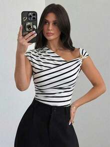 Camiseta ajustada con hombro asimétrico, cintura fruncida y decoración metálica, elegante y modesta para uso diario, color blanco, primavera/verano - Blanco y Negro 2 - Ver 5