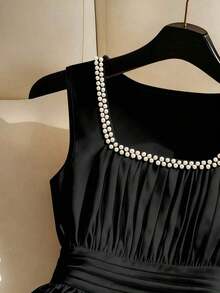 Blusa ajustada sin mangas con cuello y detalles de perlas falsas para mujer - Negro - Ver 4