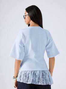 Camiseta de mujer de unicolor con cuello redondo, hombros caídos, manga corta, parche de encaje, bajo irregular con volantes - Azul - Ver 2