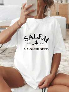 Summer 1-Piece Women's Fashion Set Featuring The Text "SALEM EST." 1626. "MASSACHUSETTS" And A Print Of A Witch Riding A Broomstick. This Casual Cotton Short-Sleeve T-Shirt With A Round Neck And A Relaxed Fit Is Suitable For Everyday Casual Wear. It's A Basic Style For Both Indoor And Outdoor Use. - 白色 - 查看 1