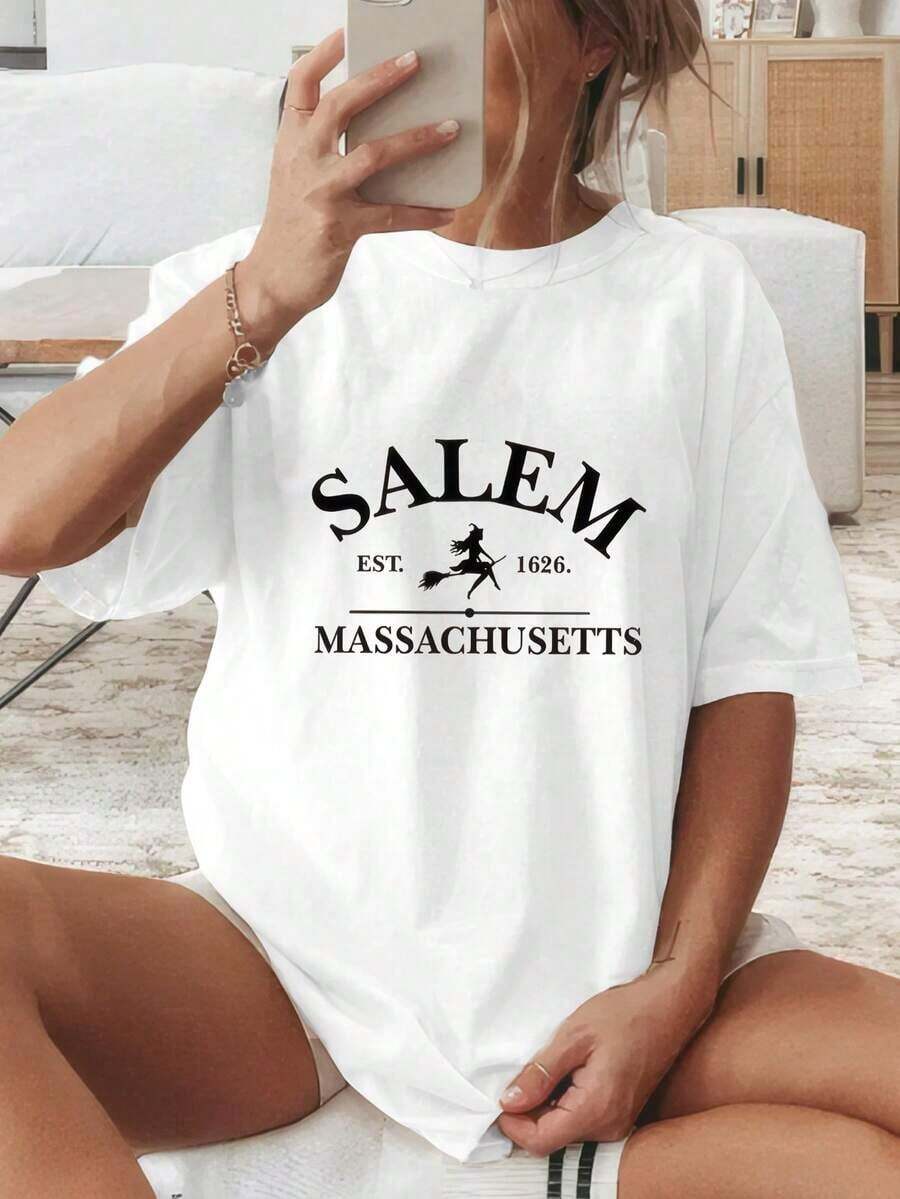 Summer 1-Piece Women's Fashion Set Featuring The Text "SALEM EST." 1626. "MASSACHUSETTS" And A Print Of A Witch Riding A Broomstick. This Casual Cotton Short-Sleeve T-Shirt With A Round Neck And A Relaxed Fit Is Suitable For Everyday Casual Wear. It's A Basic Style For Both Indoor And Outdoor Use. - 白色 - 查看 1