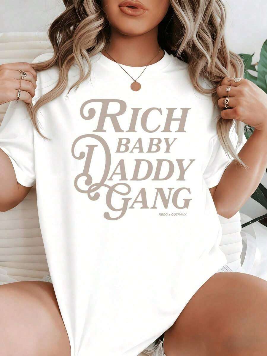 Altamente recomendado. Texto llamativo que celebra la confianza, la riqueza y la actitud juguetona, lo que lo hace perfecto para mostrar individualidad. Camiseta casual para mujer 100% algodón, fácil de combinar. - Blanco - Ver 1
