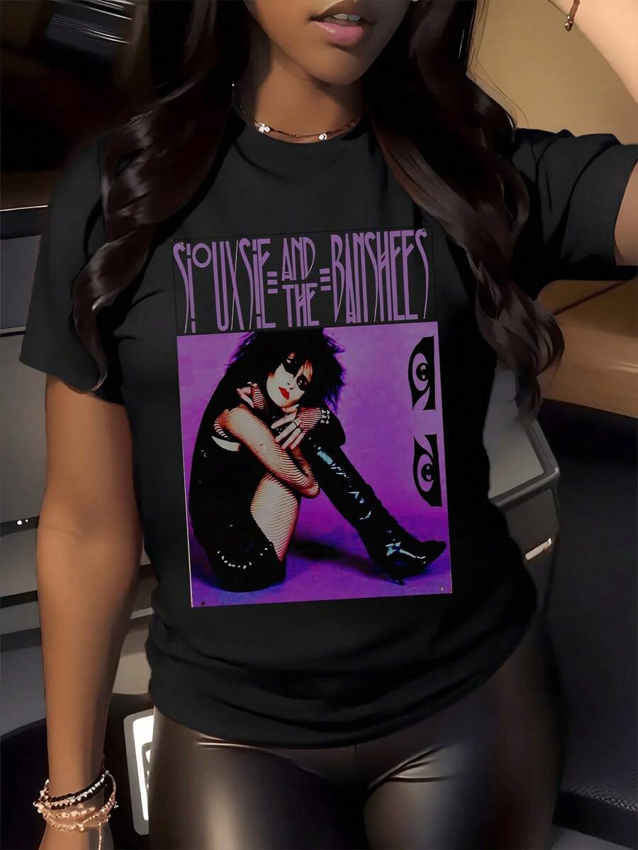 Artistic Figure With A Purple Background That Conveys Inner Strength And Rebellious Style Through An Expressive Pose That Combines Sensitivity And Determination. Modern Women's T-Shirt Ideal For Urban Outfits. - 黑色 - 查看 1