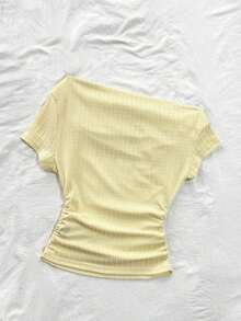 Camiseta corta de manga corta con cuello asimétrico, cintura fruncida y tejido jacquard acanalado amarillo, moda primavera/verano para mujeres, estilo minimalista y elegante para maestros/estudiantes, versátil para uso casual, citas y uso diario - Amarillo - Ver 2