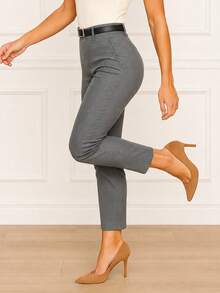 Pantalón Elegante para Dama con Bolsos Laterales al Frente y Cinturón.  Tela Elástica.  Corte Ajustado. - Gris - Ver 3