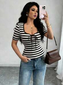 Raffinéa Camiseta ajustada de mujer con diseño de lazo de cuello en V de bloque de color estilo francés, top con lazo delantero rojo, top con cordones rojos, top sexy rojo, blusas de manga corta para mujer, últimas blusas para mujer, nuevos llegados - Blanco y Negro - Ver 8