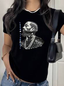 Retrato artístico de un rostro masculino mirando hacia arriba con efecto de estrellas y textura urbana que simboliza fuerza interior esperanza y conexión cósmica camiseta de mujer moderna casual elegante - Negro - Ver 8
