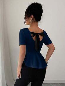 Elegante blusa de punto jacquard con lunares, lazo en la espalda, cintura ceñida y bajo asimétrico - Azul marino - Ver 5