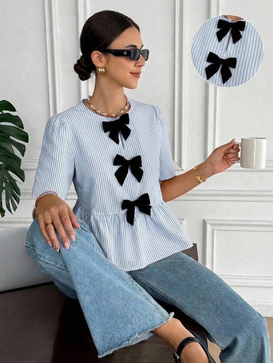 Blusa casual de mujer con rayas y lazo, Blusa de manga corta a rayas elegante para mujer, Decoración de lazo negro vintage, Diseño holgado y estilizante con volantes, Camisa color albaricoque, Verano para mujer, Blusa para salir, Playa para mujer, - Azul - Ver 1